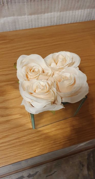 Suporte em vidro e rosas.