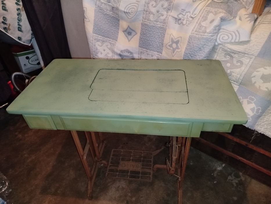 Móvel de máquina de costura