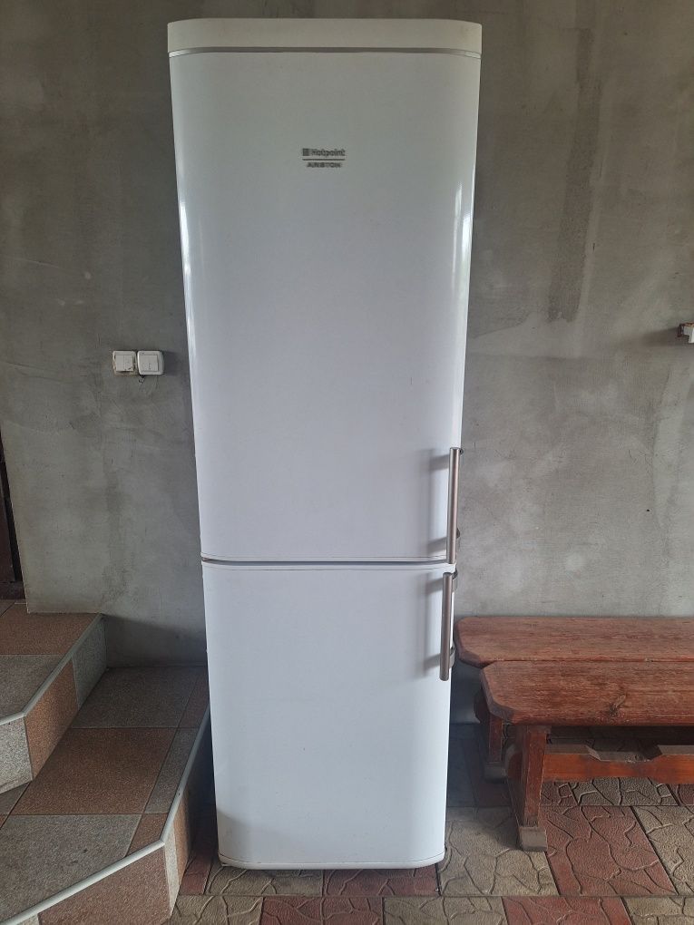 Продам холодильник Двухкамерный холодильник HOTPOINT ARISTON RMBA 2200