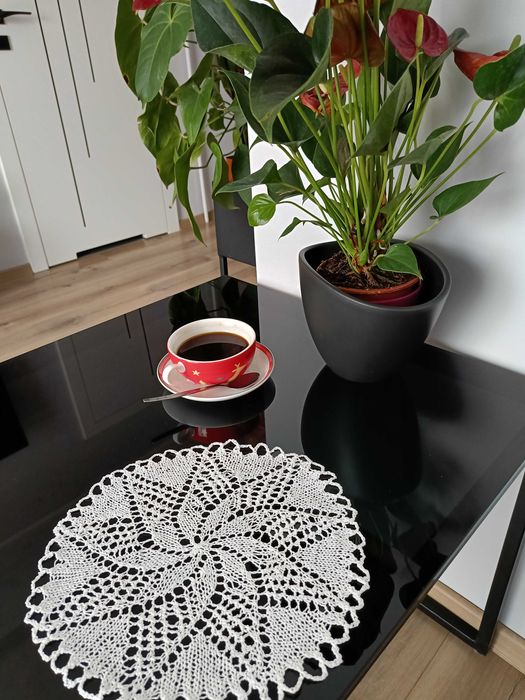 Białe szydełkowe serwetki - prezent pod choinkę