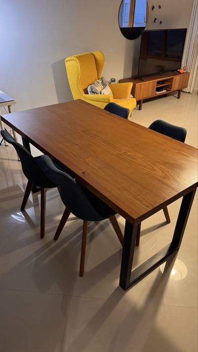 Mesa de jantar com 4 cadeiras