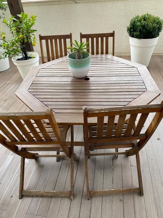Mesa exterior com 4 cadeiras