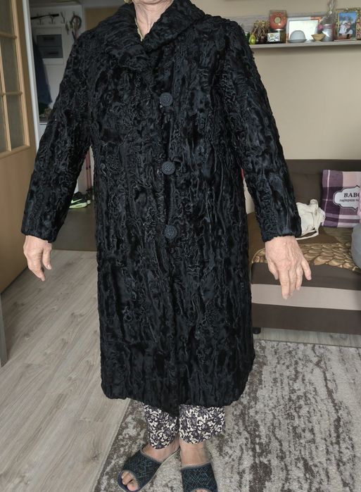 Eleganckie naturalne futro z karakułów