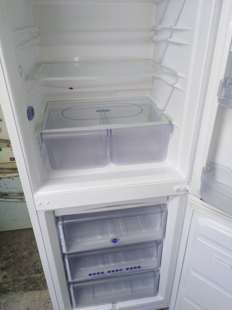 Холодильник Whirlpool. Двухкомпрессорный.