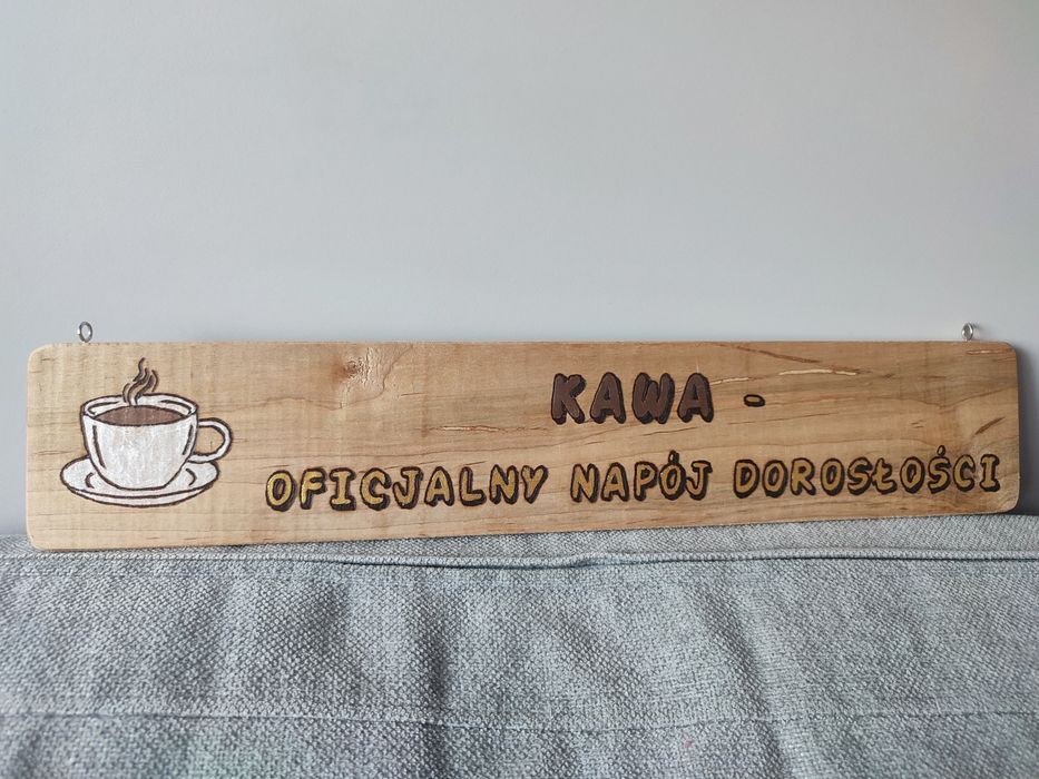 Drewniana tabliczka zawieszana: Kawa oficjalny napój dorosłości.