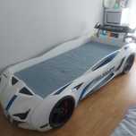Cama de criança em forma de carro