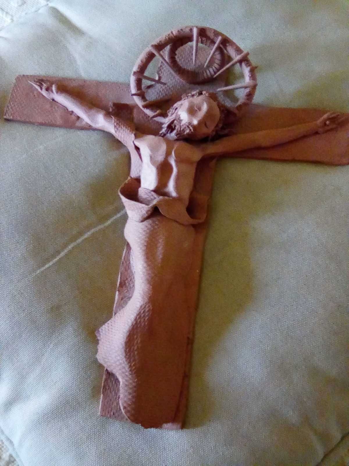 Crucifixo em barro bela peça de artesanato