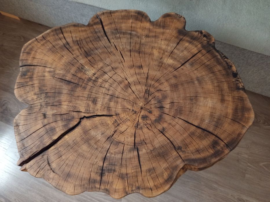 Stolik z plastra drewna. Wiąz opalany .62x55cm.