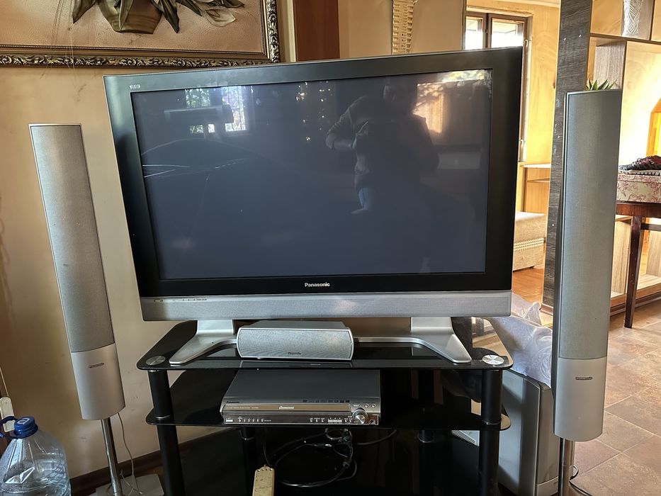 Телевізор з колонками (домашній кінотеатр)