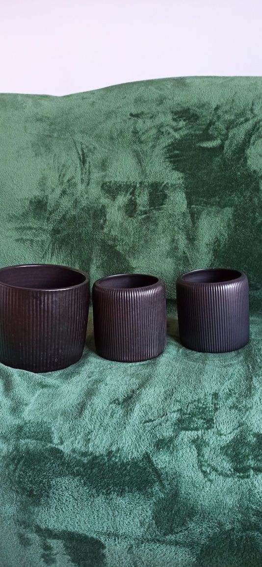3 czarne donice, eleganckie