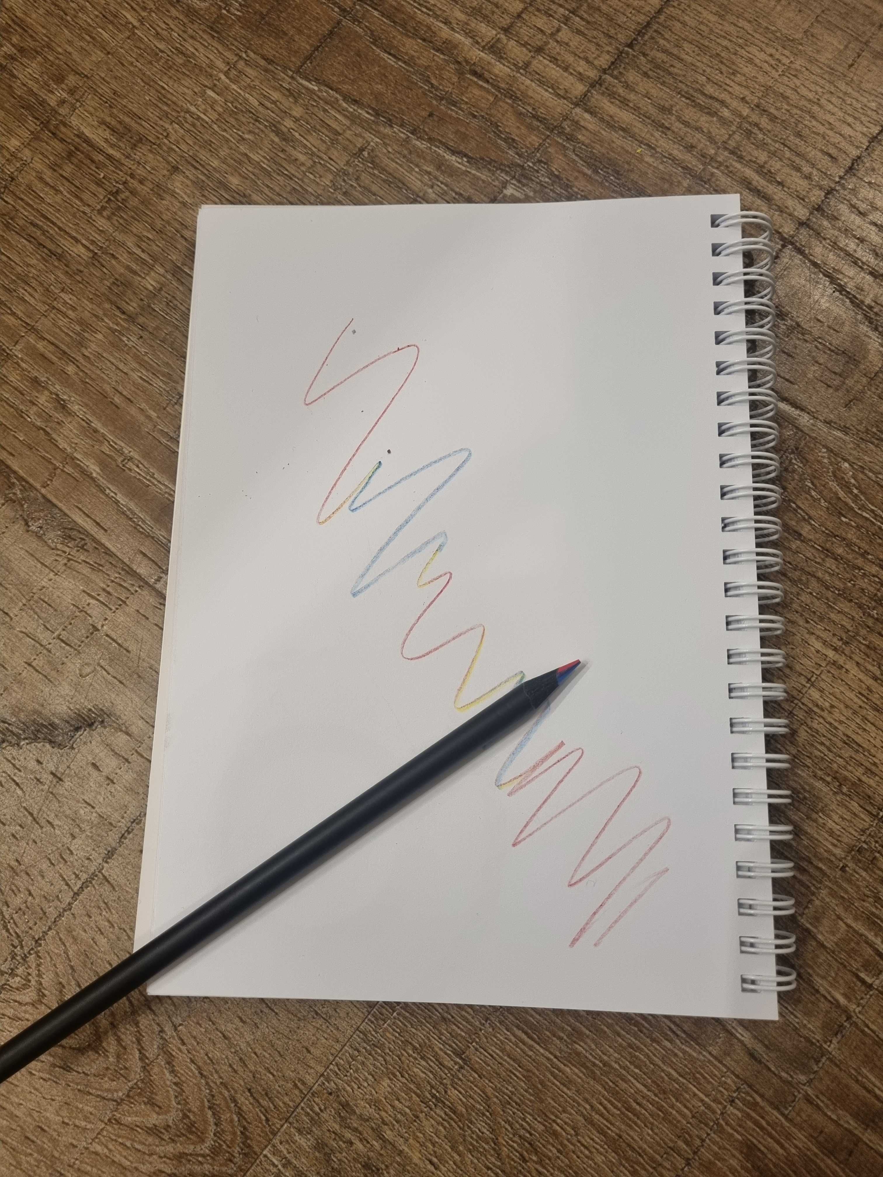 Lápis arco íris em preto