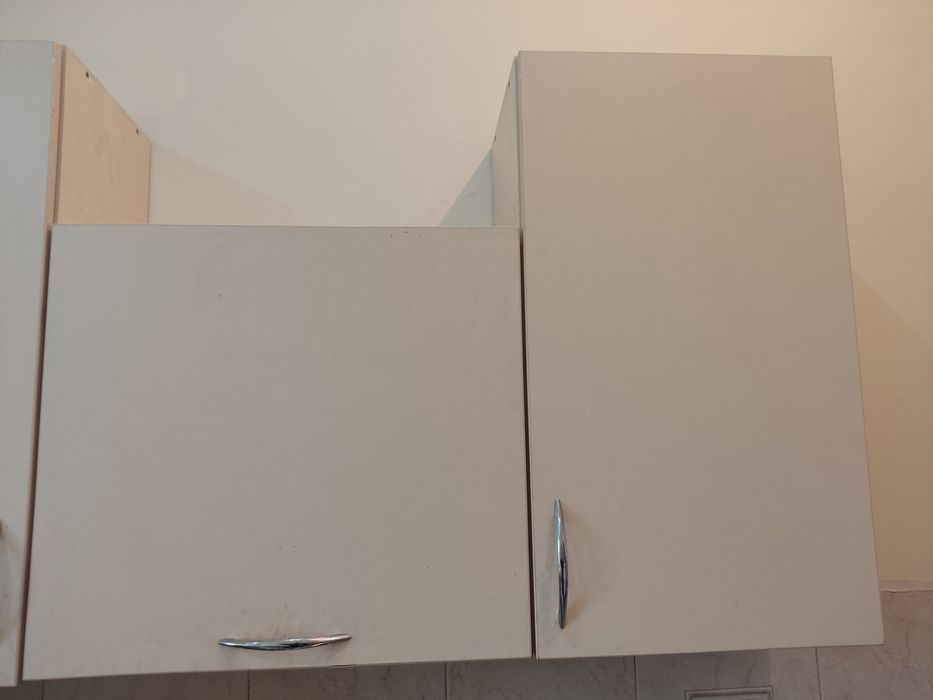 Кухня вбудована, навісні ящики, фасади,теплий бежевий колір, нові