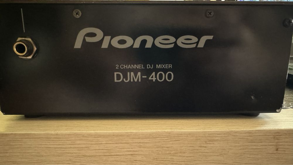 Pioneer DJM 400 Di Mixer.