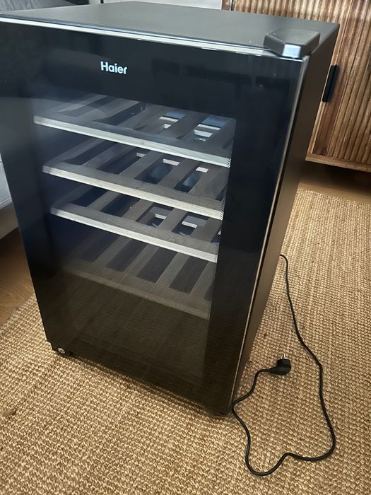 Chłodziarka na wino Haier - winiarka na 30 butelek