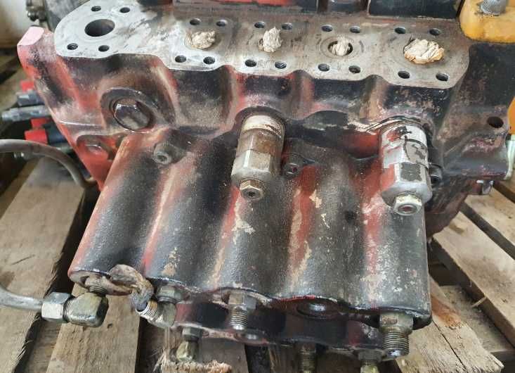 Rozdzielacz hydrauliki do koparki  JCB JS 200 INNE CZĘŚCI