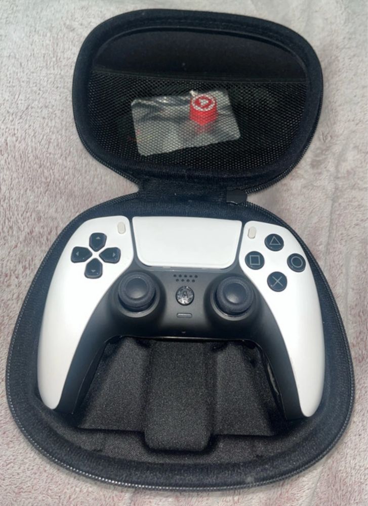 Kontroler Aimcontrollers PS5 z dodatkowymi funkcjami + etui