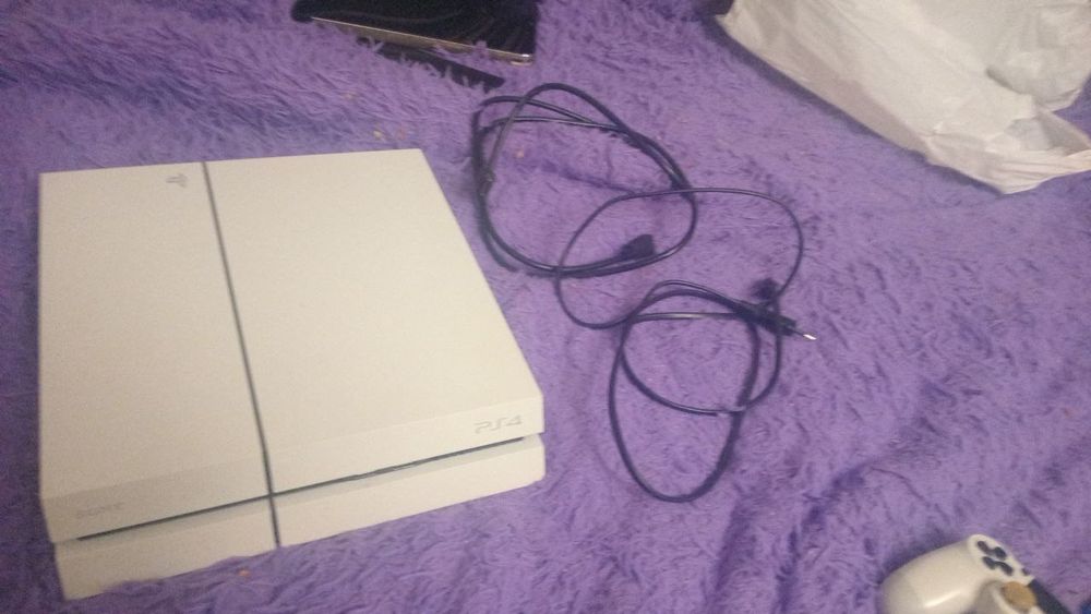 Игровая приставка Sony PlayStation 4 с игровыми дисками и джойстиками