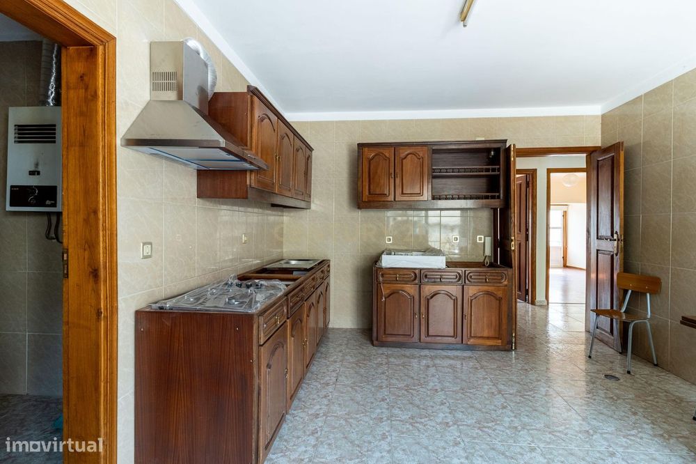 Casa Renovada em Vinhais com 4 Quartos e 5 Casas de Banho