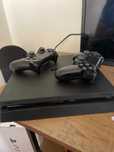 PS4 Slim 1TB + 2 Comandos Originais + Cabo Alimentação