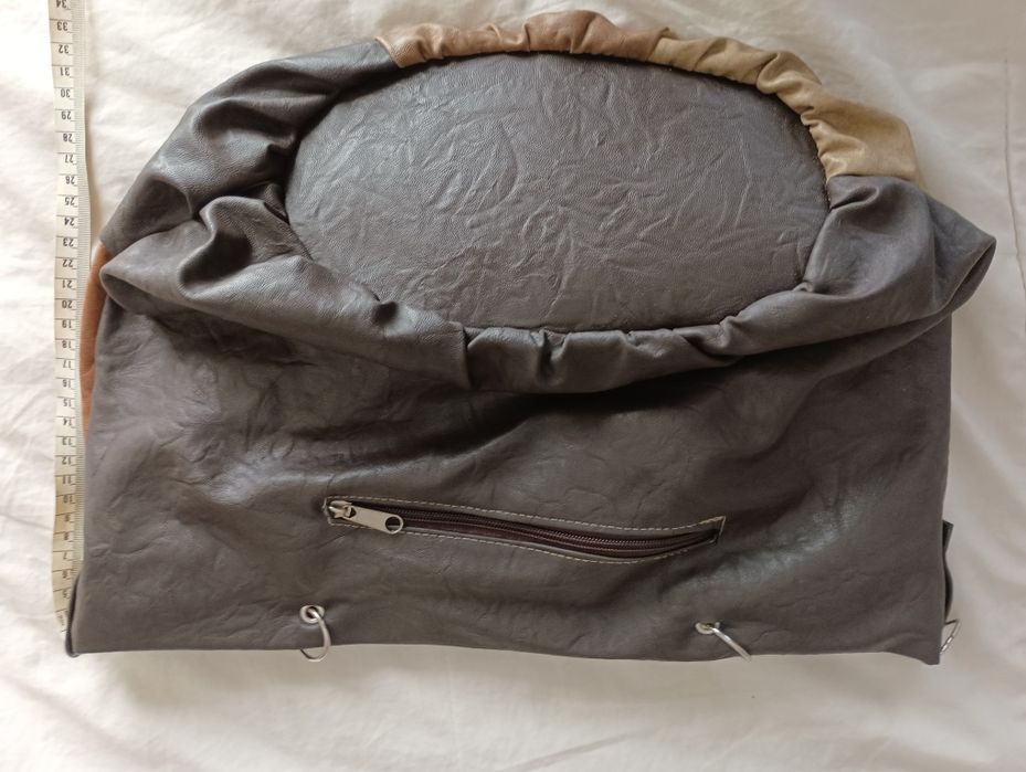 Mala tipo saco tons castanho