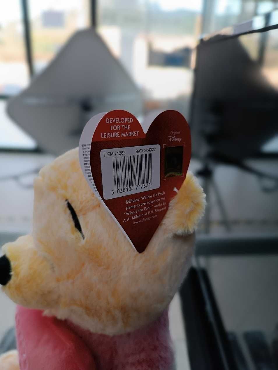 Peluche Winnie the Pooh com coração 30cm