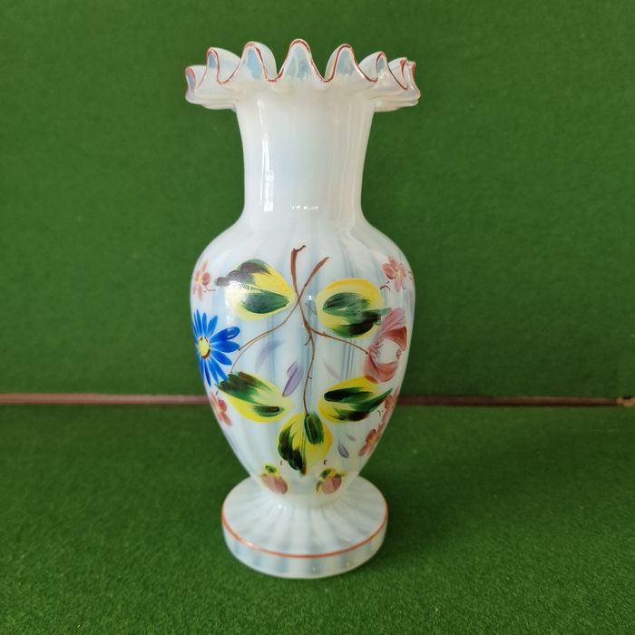 Jarra com folhos em vidro opalescente