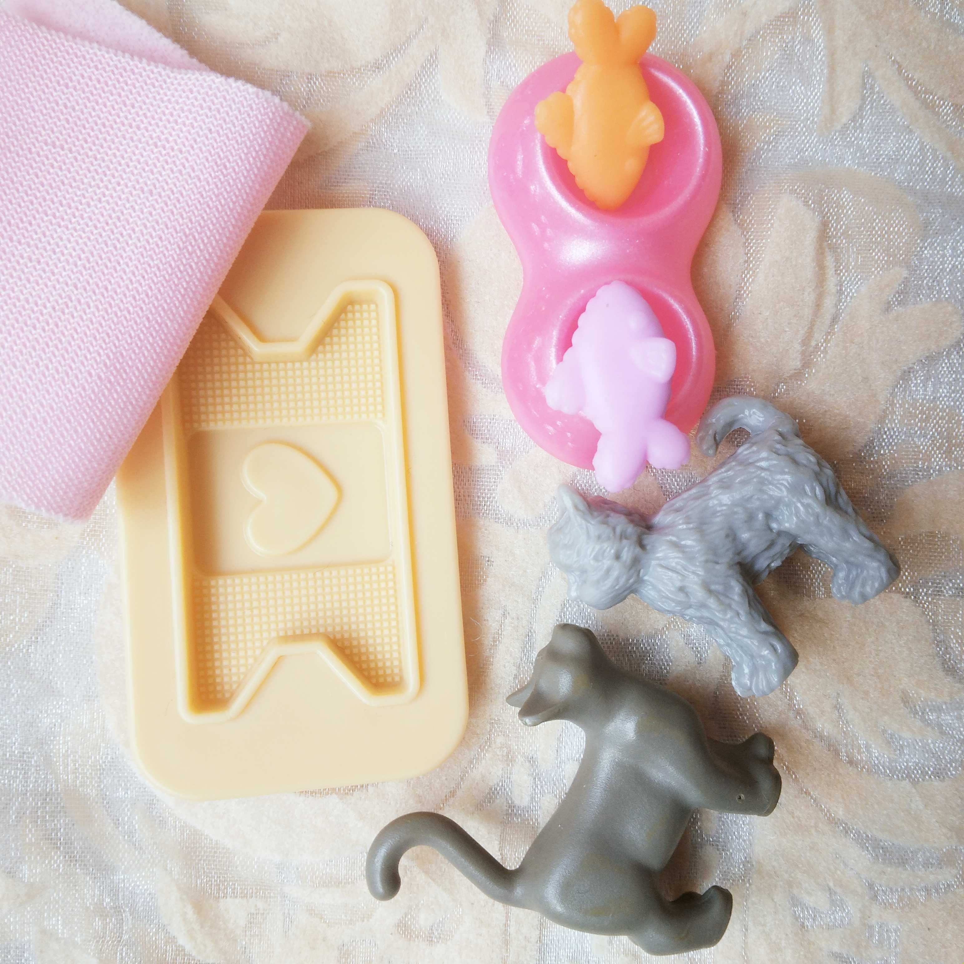Dla lalka Barbie dwa koty, zwierzęta