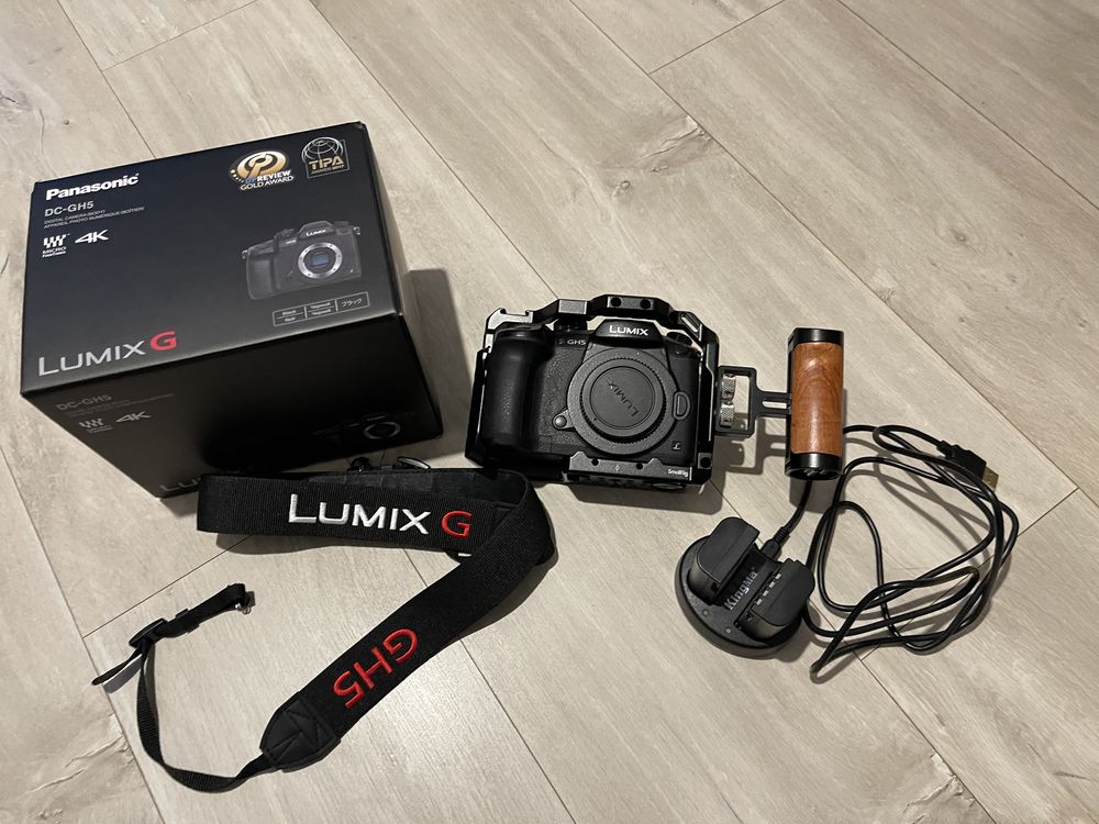 Panasonic Lumix GH5 + cage + batteries