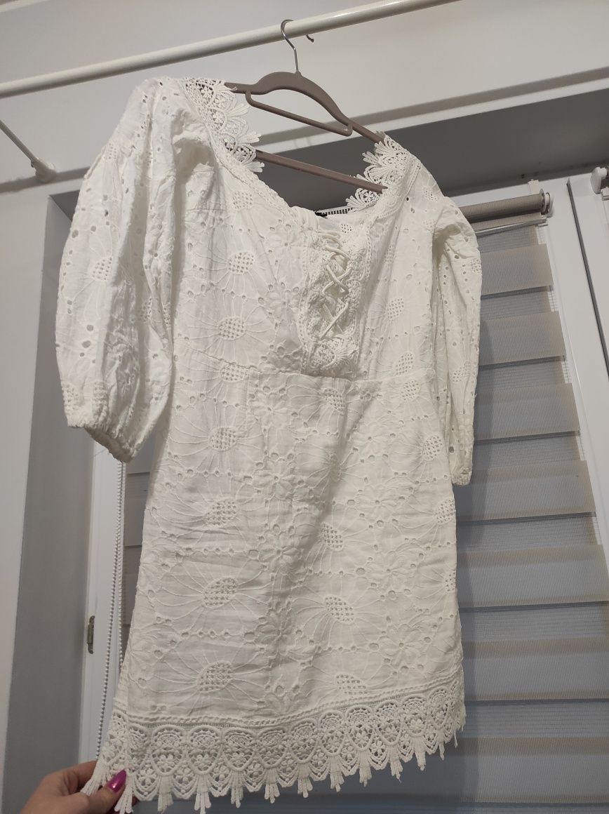 Biała sukienka ażurowa