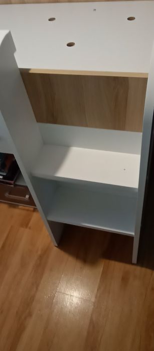 Łóżko dziecięce z szafką, szufladami, półkami i biurkiem.