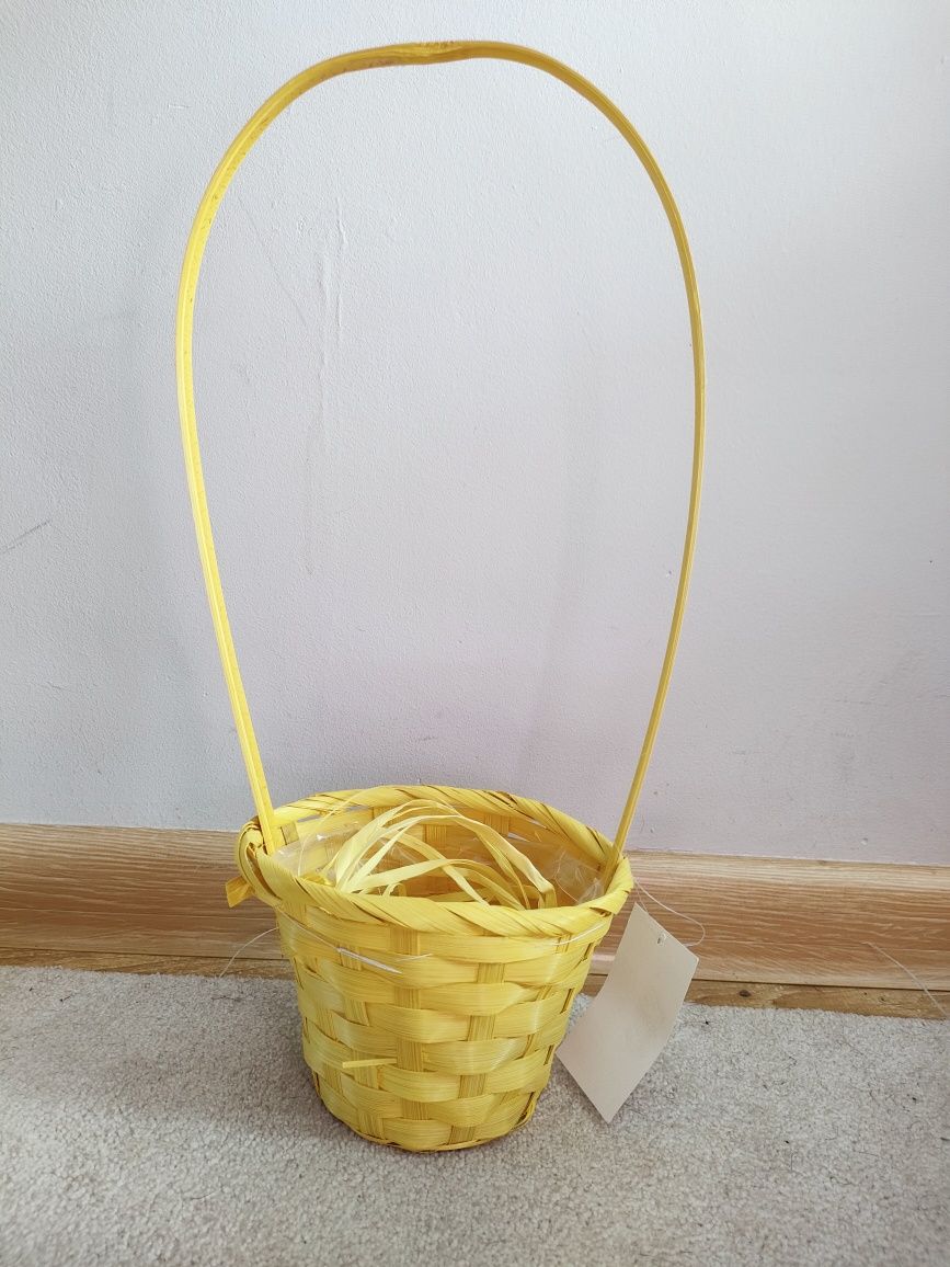Żółty koszyczek, koszyk jak wiklina Wielkanocny