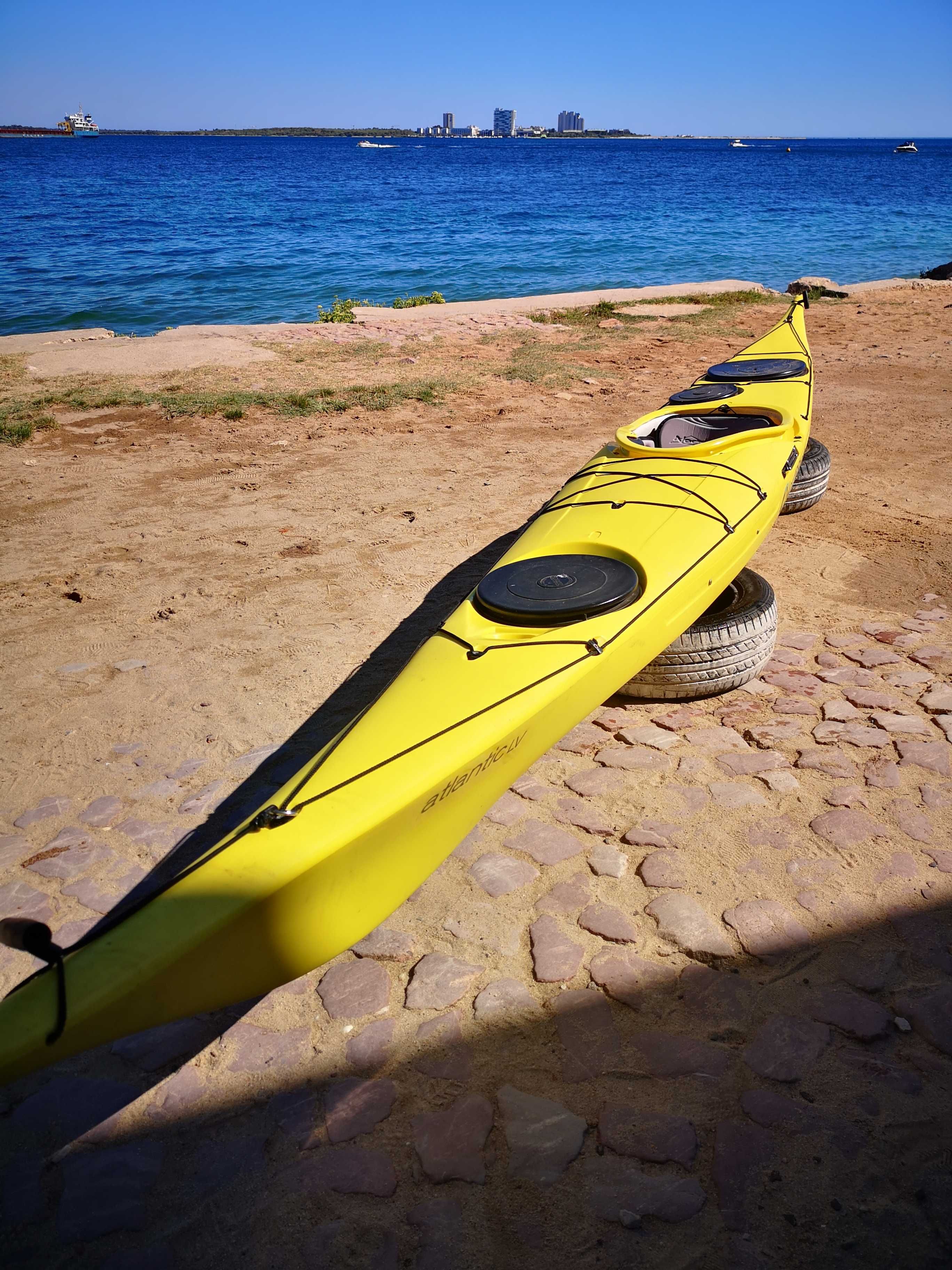 Kayak de mar com equipamento