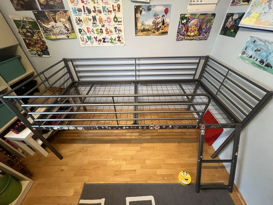 Metalowe łóżko ikea