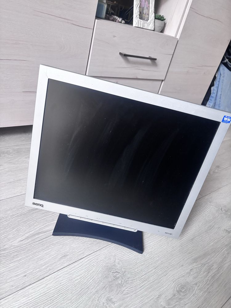 Monitor Benq z okablowaniem