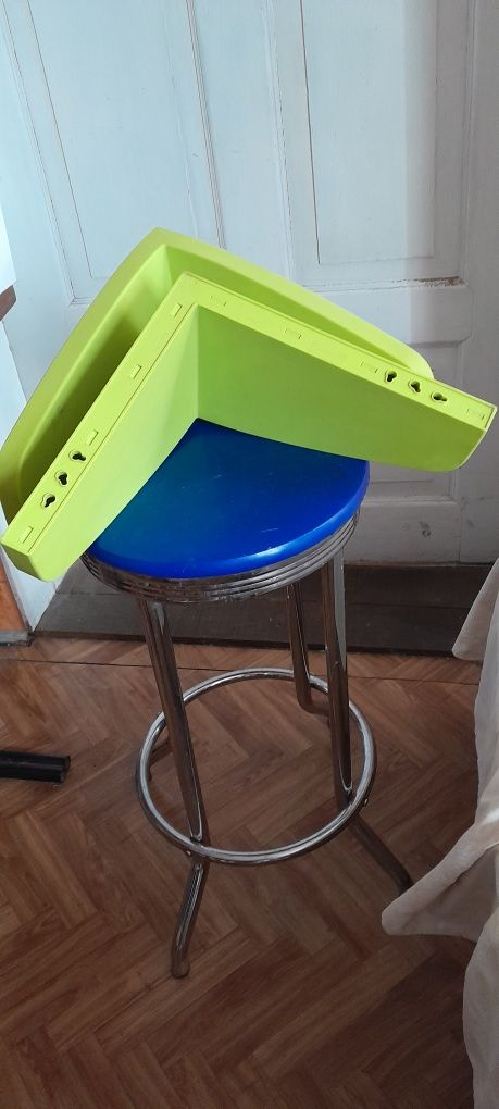 Dwie zielone półki Ikea