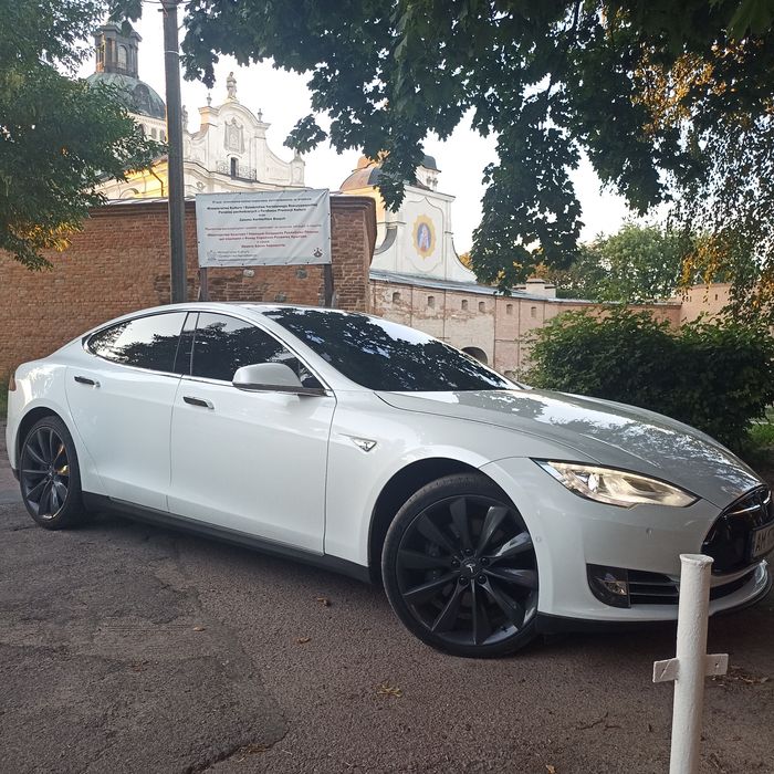 Tesla Model s85d