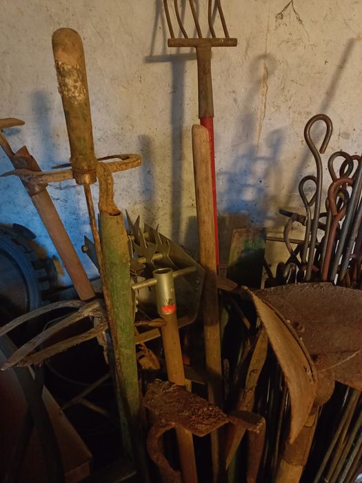 Motyczki grabie łopaty narzędzia na działkę