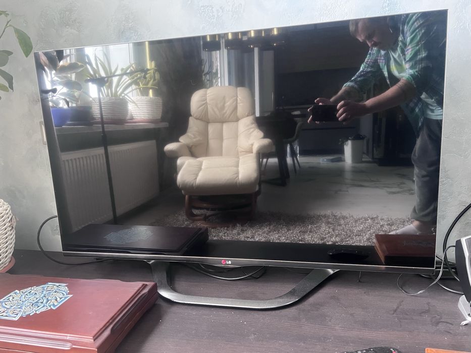 Телевизор LG47LA690V