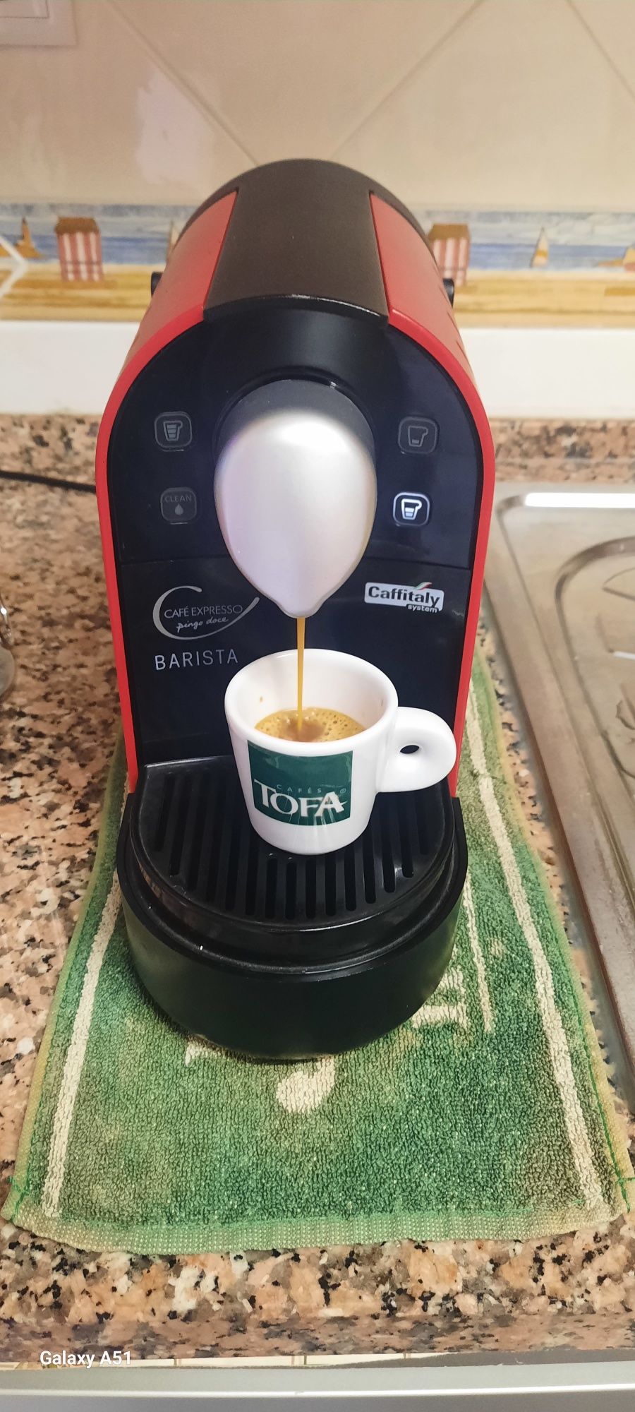 Maquina de café Pingo Doce com suporte de cápsulas