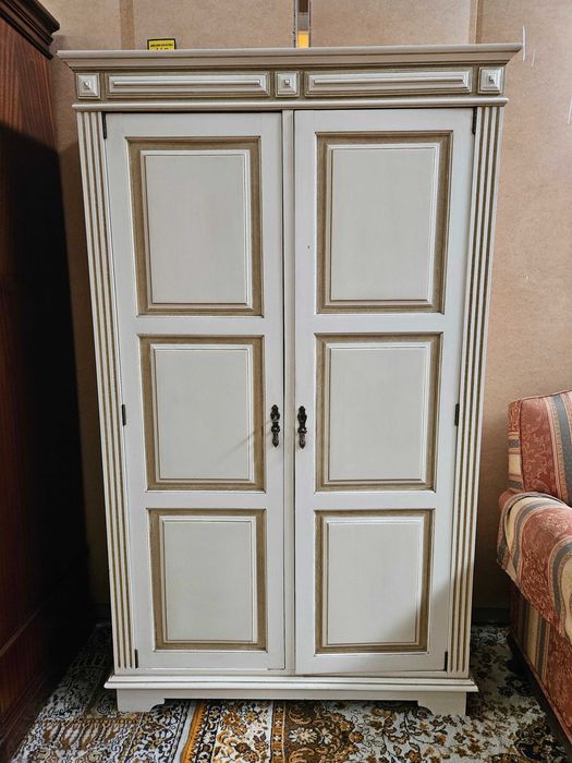 Roupeiro de duas portas em madeira, pintado - Bom estad