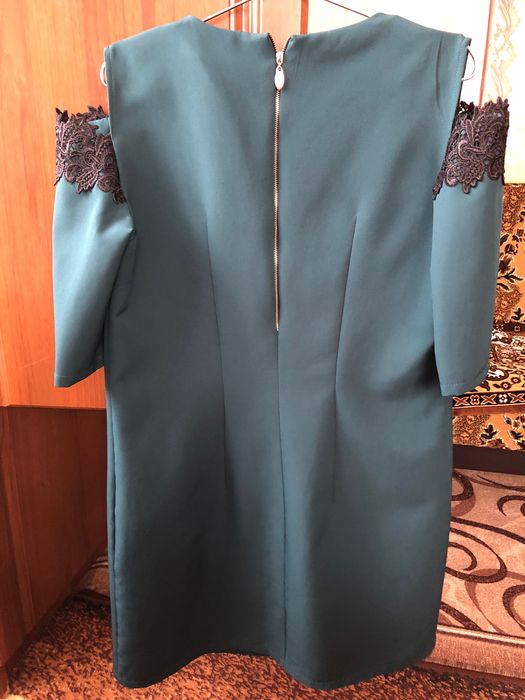 Красива сукня ізумрудного кольору