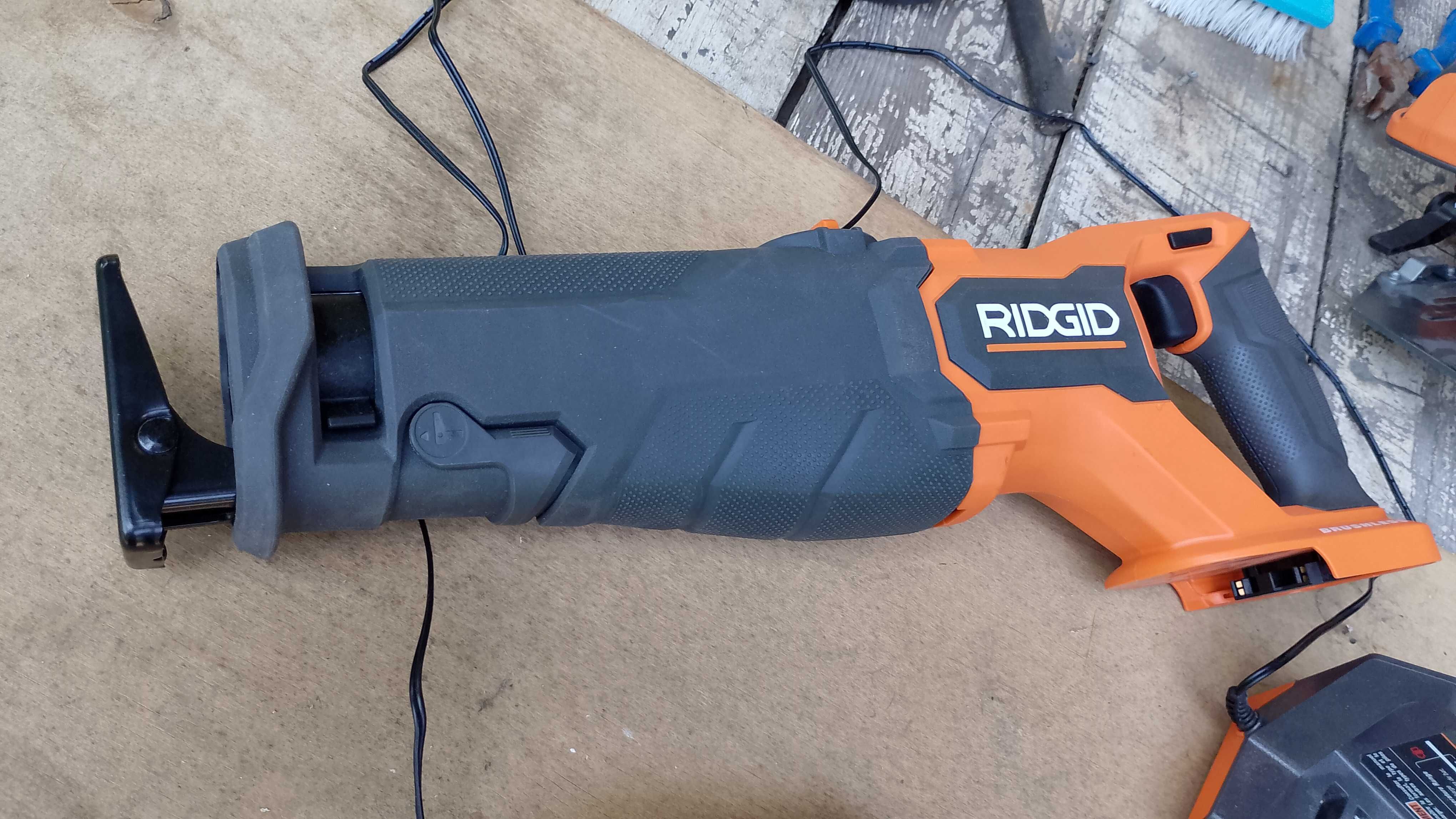 Мощная аккумуляторная сабельная пила Ridgid R8647 с комплектом