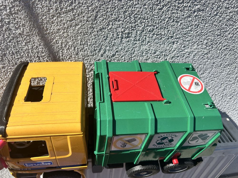 Auto- śmieciarka firmy Bruder