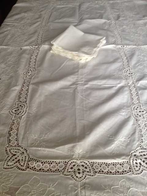 Magnífica toalha em linho, rectangular, com bordado e renda.