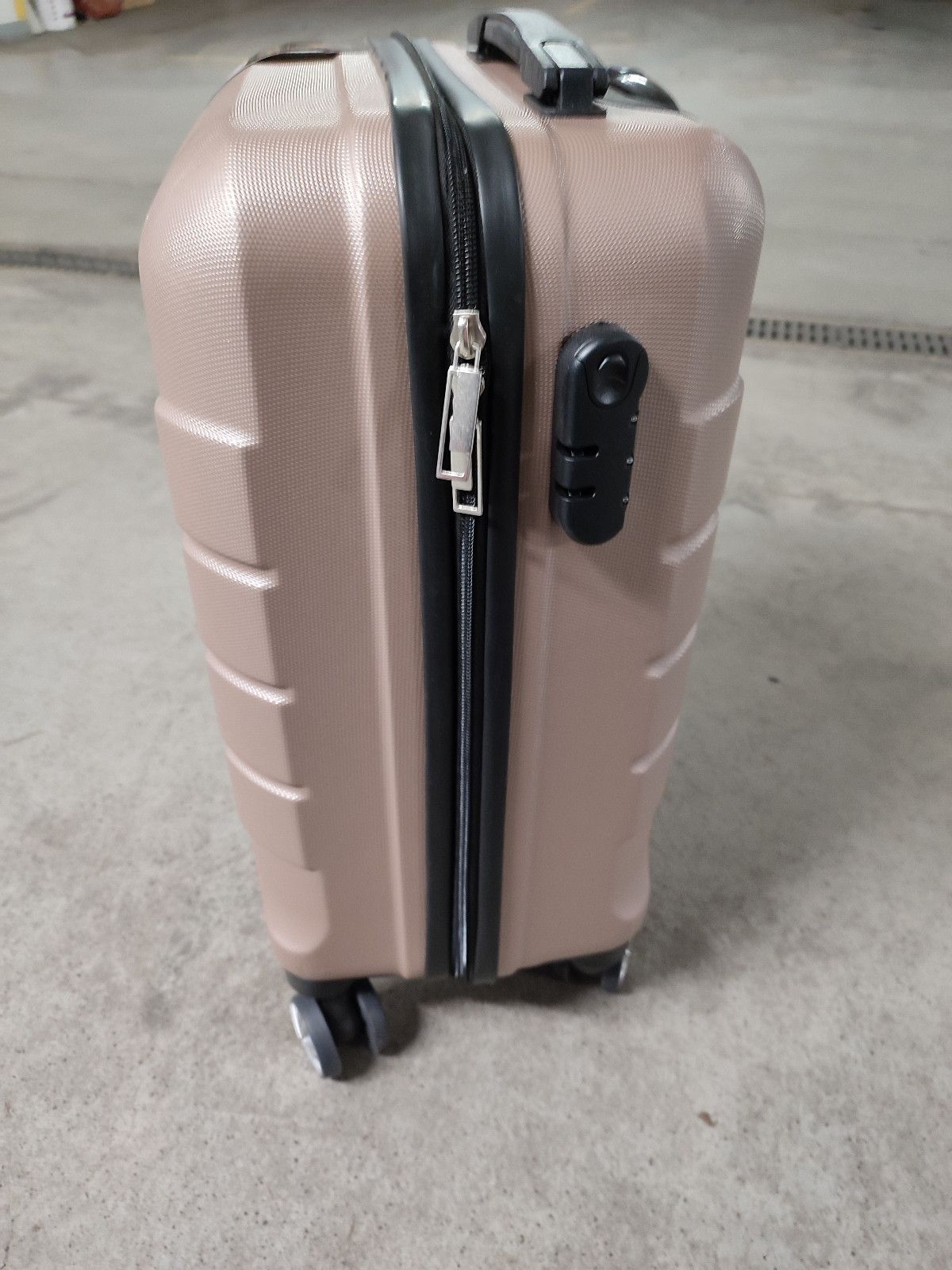 Nowa walizka podróżna kolor szampan