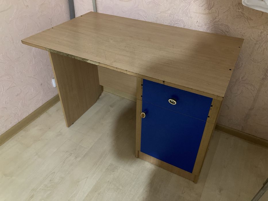 Комплект мебели, стол и три шкафа