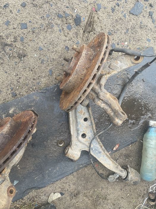 Рычаги с кулаками и дисками Nissan Almera