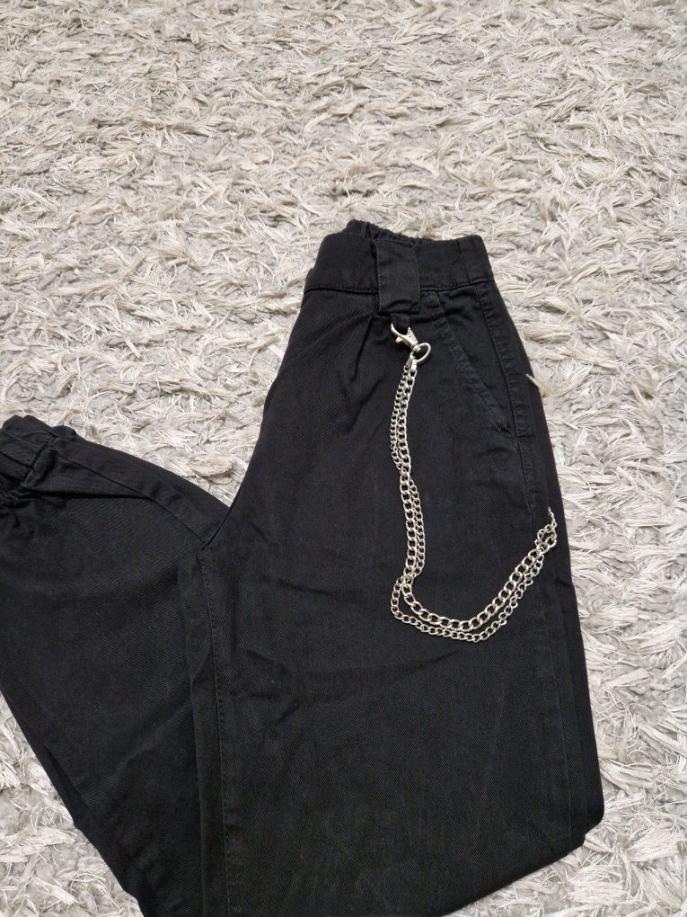 Czarne spodnie jeansowe jeans bojówki z łańcuchem Bershka