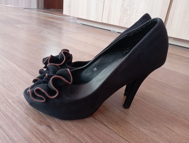 Продам жіночі туфлі 39р.,матеріал -еко замш,в гарному стані.