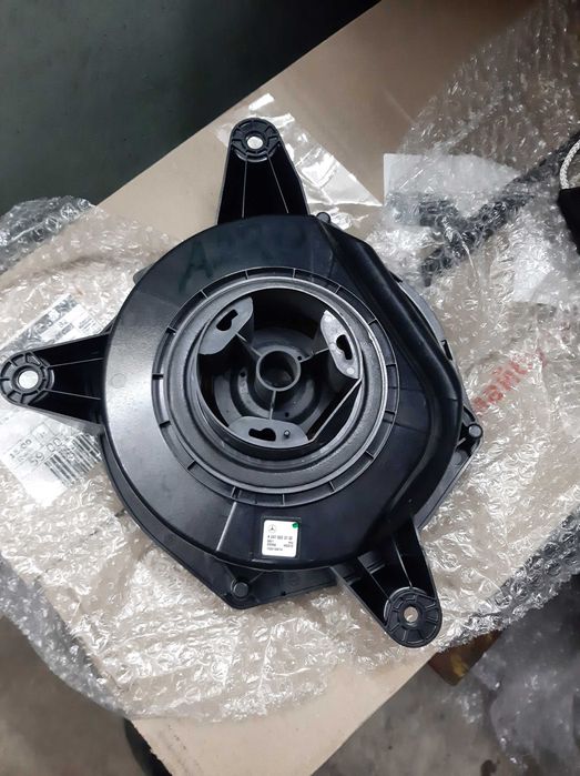 Усилитель  и сабуфер оригинал.  Мерседес